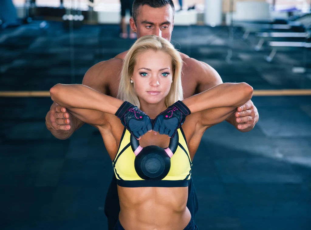 Ćwiczenia na mieśnie ramion możesz wykonać na siłowni lub w domu