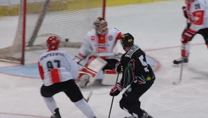 Filip Komorski (nr 5) z GKS-u Tychy pod bramką Comarch/Cracovii.