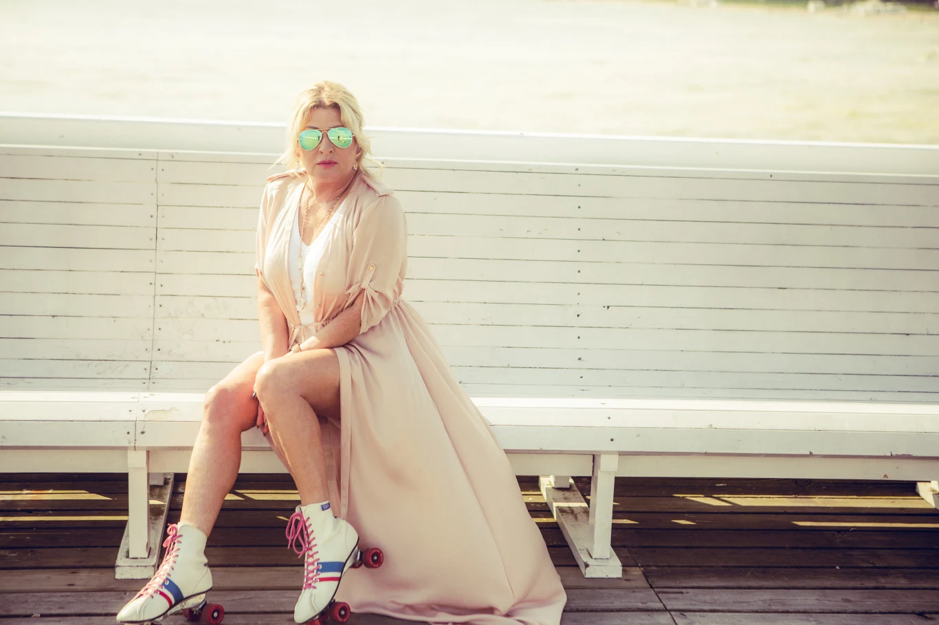 W piątek (16 września) na półki sklepowe trafiła nowa solowa płyta Beaty Kozidrak zatytułowana "B3". Wokalistka do współpracy nad albumem zaprosiła młodych twórców, w tym m.in. Marcina Limka, który nie tylko zagrał na kilku instrumentach, ale też jest współkompozytorem wielu piosenek i producentem. Trzy utwory z wydawnictwa "B3" napisała dla Beaty Kozidrak Ania Dąbrowska. W informacji prasowej czytamy, że Beata Kozidrak po raz pierwszy w swojej karierze tak bardzo zaangażowała się w tworzenie materiału na płytę. Jest nie tylko autorką wszystkich tekstów, ale także kompozytorką bądź współkompozytorką większości utworów. Album zapowiadany był jako "najbardziej pozytywny i energetyczny album, jaki kiedykolwiek nagrała Beata Kozidrak". "Bardzo się zaangażowałam w produkcję albumu 'B3'. Chciałam być przy każdej rodzącej się nucie. To był wyjątkowo intensywny i wyczerpujący czas, ale niezwykle satysfakcjonujący. Każda piosenka wywoływała we mnie eksplozję radości i nakręcała mnie mega optymistycznie. Czułam, że moje marzenia muzyczne właśnie się spełniają" - opowiadała Beata Kozidrak. 