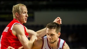 Mateusz Ponitka (z prawej) w meczu z Białorusią
