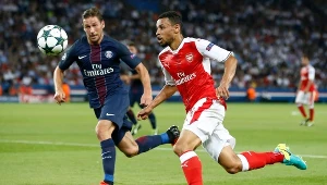 Grzegorz Krychowiak (z lewej) w meczu z Arsenalem Londyn