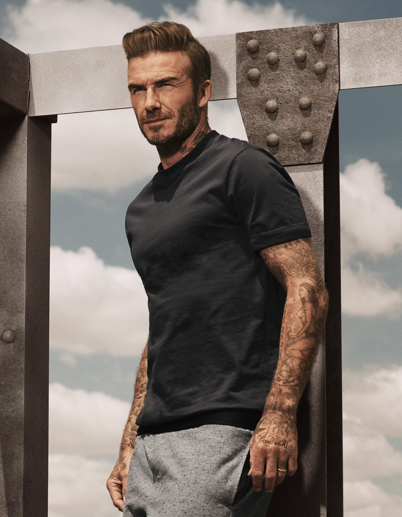 W nowej reklamie, w której obaj występują w jednakowych ubraniach z kolekcji jesień/zima 2016, Kevin kontynuuje plan zagrania głównej roli w “I, Beckham: The Musical”. W nowej reklamie, w której obaj występują w jednakowych ubraniach z kolekcji jesień/zima 2016, Kevin kontynuuje plan zagrania głównej roli w “I, Beckham: The Musical”.