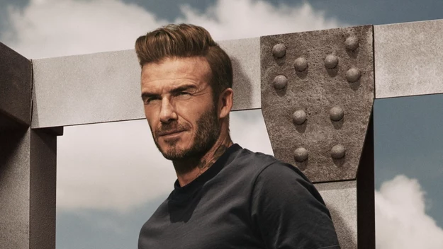 W nowej reklamie, w której obaj występują w jednakowych ubraniach z kolekcji jesień/zima 2016, Kevin kontynuuje plan zagrania głównej roli w “I, Beckham: The Musical”.