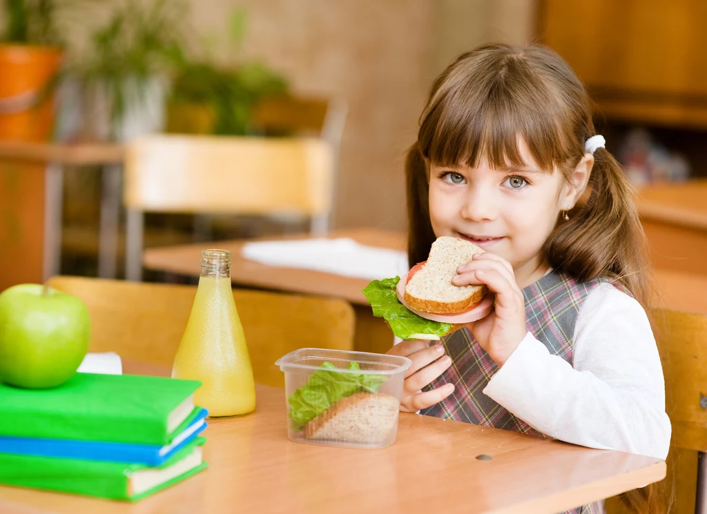 Co powinny jeść i pić dzieci w szkole?
