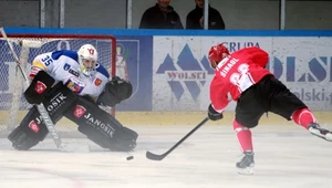 Bramkarz TatrySki Podhale Nowy Targ Maris Juczers (L) i Petr Szinagl (P) z Comarch Cracovii