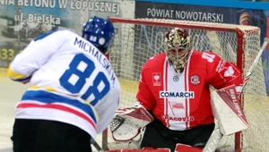 Zawodnik TatrySki Podhala Nowy Targ Mateusz Michalski (L) i Rafał Radziszewski (P) z Comarch Cracovii