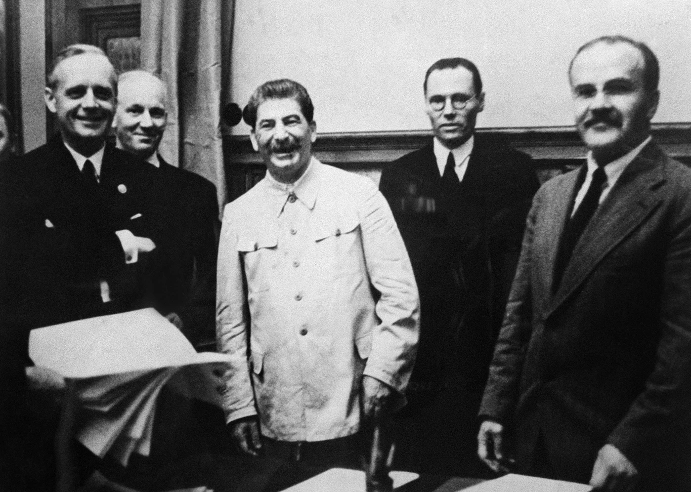 Na pierwszym planie: Joachim von Ribbentrop, Józef Stalin, Wiaczesław Mołotow. Pozują po podpisaniu "paktu diabłów". Moskwa, 23 sierpnia 1939 r.