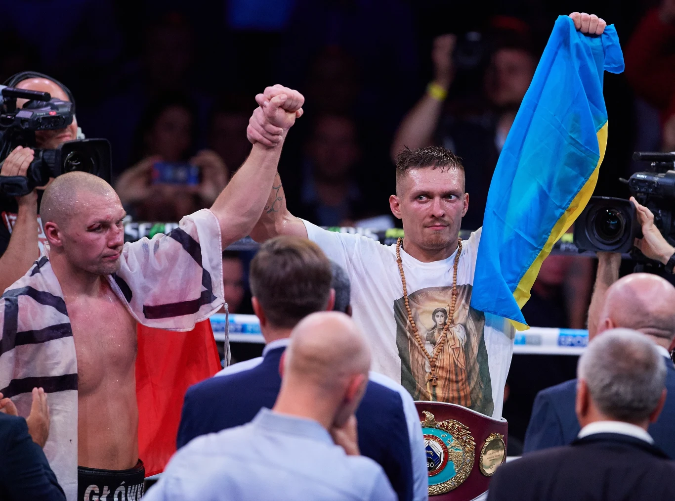 Ukrainiec (niebieskie spodenki) wygrał na punkty - 119-109, 117-111, 117-111. Ukrainiec (niebieskie spodenki) wygrał na punkty - 119-109, 117-111, 117-111.