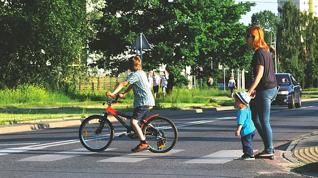 Rowerzysta może przejeżdżać przez przejścia dla pieszych, pod warunkiem że nie skończył 10 lat i jest pod opieką dorosłego.