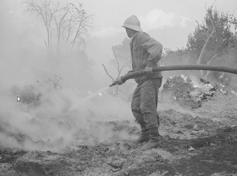 Strażak w akcji. Zdjęcie z 1968 roku