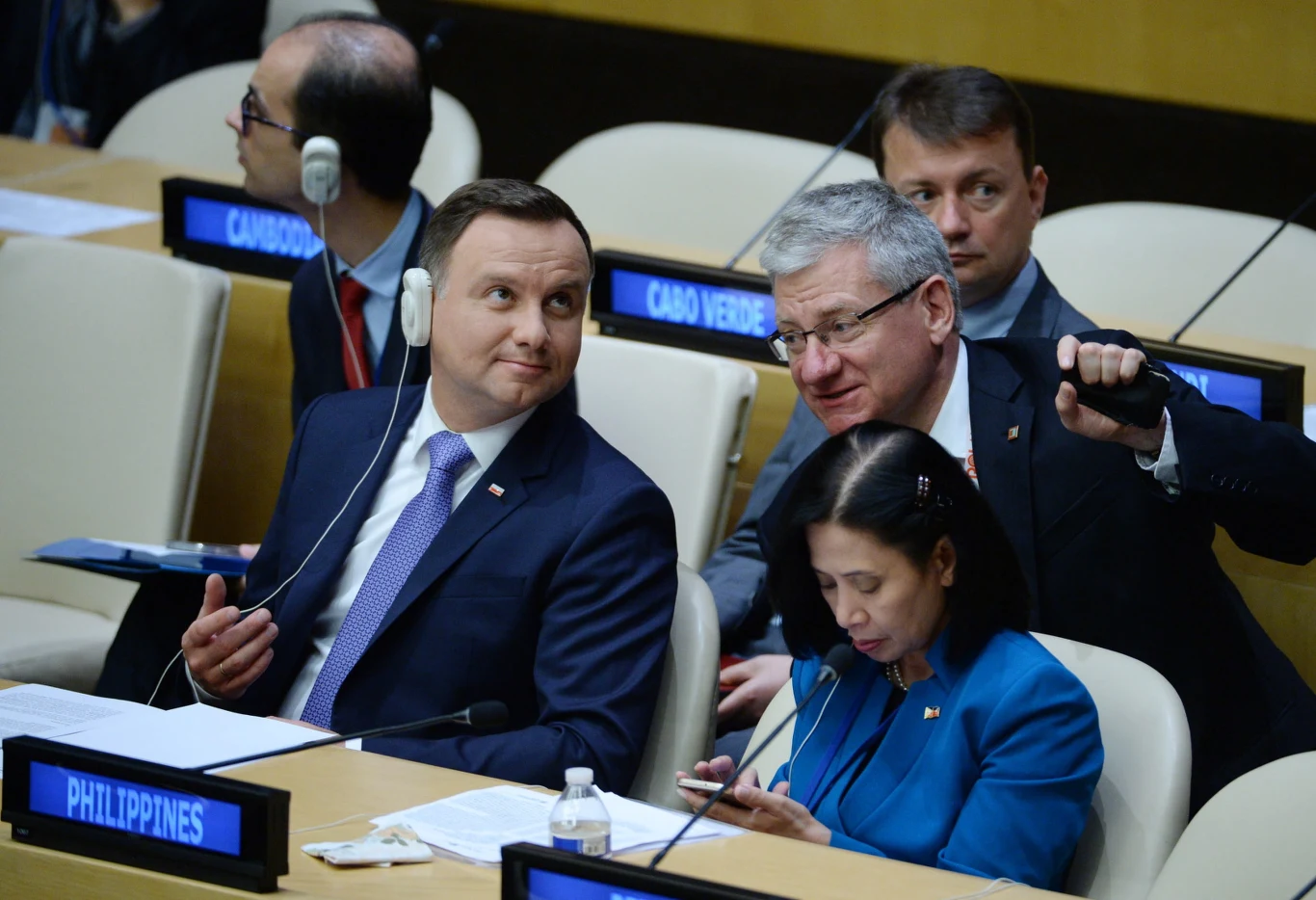 Prezydent Andrzej Duda i towarzyszący mu minister spraw wewnętrznych i administracji Mariusz Błaszczak Prezydent Andrzej Duda i towarzyszący mu minister spraw wewnętrznych i administracji Mariusz Błaszczak