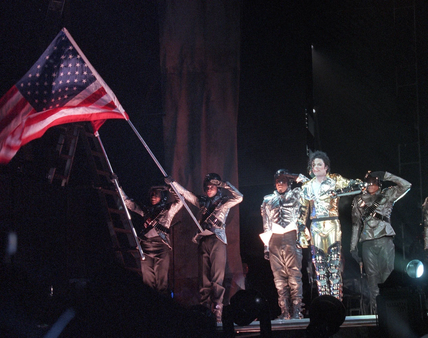 Scena przyjechała na kilkudziesięciu samochodach ciężarowych, jej budową zajęło się ponad 200 osób. Koncert zabezpieczało kilka tysięcy pracowników ochrony, policji i wojska.