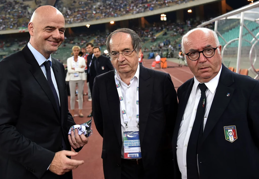 Carlo Tavecchio (z prawej) w towarzystwie szefa FIFA Gianniego Infantino i prezydenta francuskiej federacji Noela Le Graeta Carlo Tavecchio (z prawej) w towarzystwie szefa FIFA Gianniego Infantino i prezydenta francuskiej federacji Noela Le Graeta
