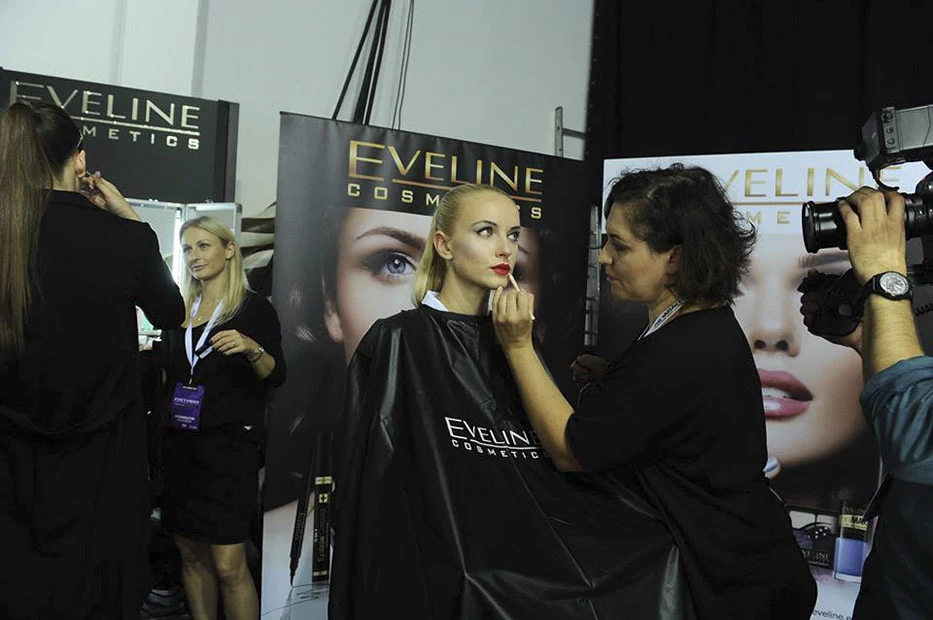 Eveline Cosmetics posiada niezwykle szeroką ofertę kosmetyków do makijażu pozwalających na profesjonalne wykonanie spektakularnych makijaży - mówi Agnieszka Kamila Nieroda PR Manager marki. Eveline Cosmetics posiada niezwykle szeroką ofertę kosmetyków do makijażu pozwalających na profesjonalne wykonanie spektakularnych makijaży - mówi Agnieszka Kamila Nieroda PR Manager marki.