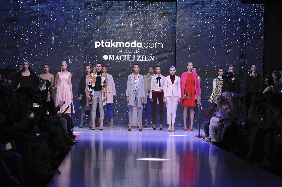 Polscy producenci i projektanci zaprezentowali kolekcje oraz stylizacje na sezon jesień-zima 2016/2017 Maciej Zień, Michał Starost, Waleria Tokarzewska-Karaszewicz czy Milita Nikonorov. Polscy producenci i projektanci zaprezentowali kolekcje oraz stylizacje na sezon jesień-zima 2016/2017 Maciej Zień, Michał Starost, Waleria Tokarzewska-Karaszewicz czy Milita Nikonorov.