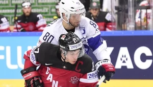 Na ubiegłorocznych MŚ w Czechach Teddy da Costa (z tyłu) walczył z Sidneyem Crosbym. Kanada wygrała z Francją ledwie 4-3. 