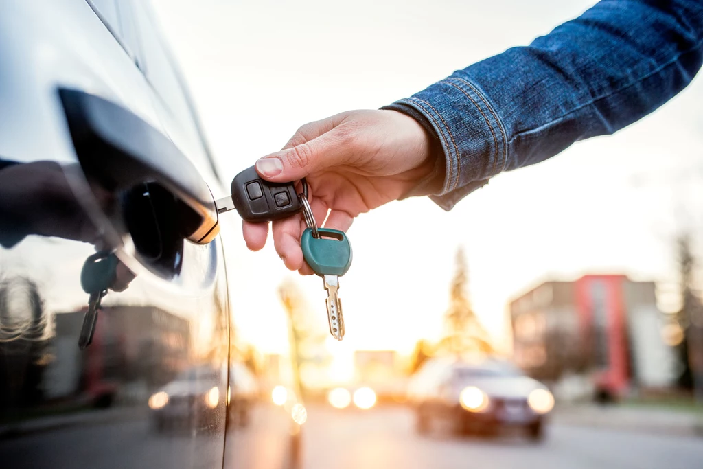 Czy auto zablokuje się podczas jazdy, jeśli w środku nie ma kluczyka?