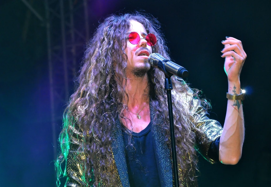 Michał Szpak prezentuje koncertowy teledysk