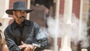 Denzel Washington w scenie z filmu "Siedmiu wspaniałych"