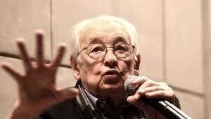 Stoimy wobec próby ingerencji władzy w sztukę. Mówi się o tym, jak ma wyglądać sztuka narodowa, co jest tą sztuką, a co nią nie jest - przekonuje Andrzej Wajda