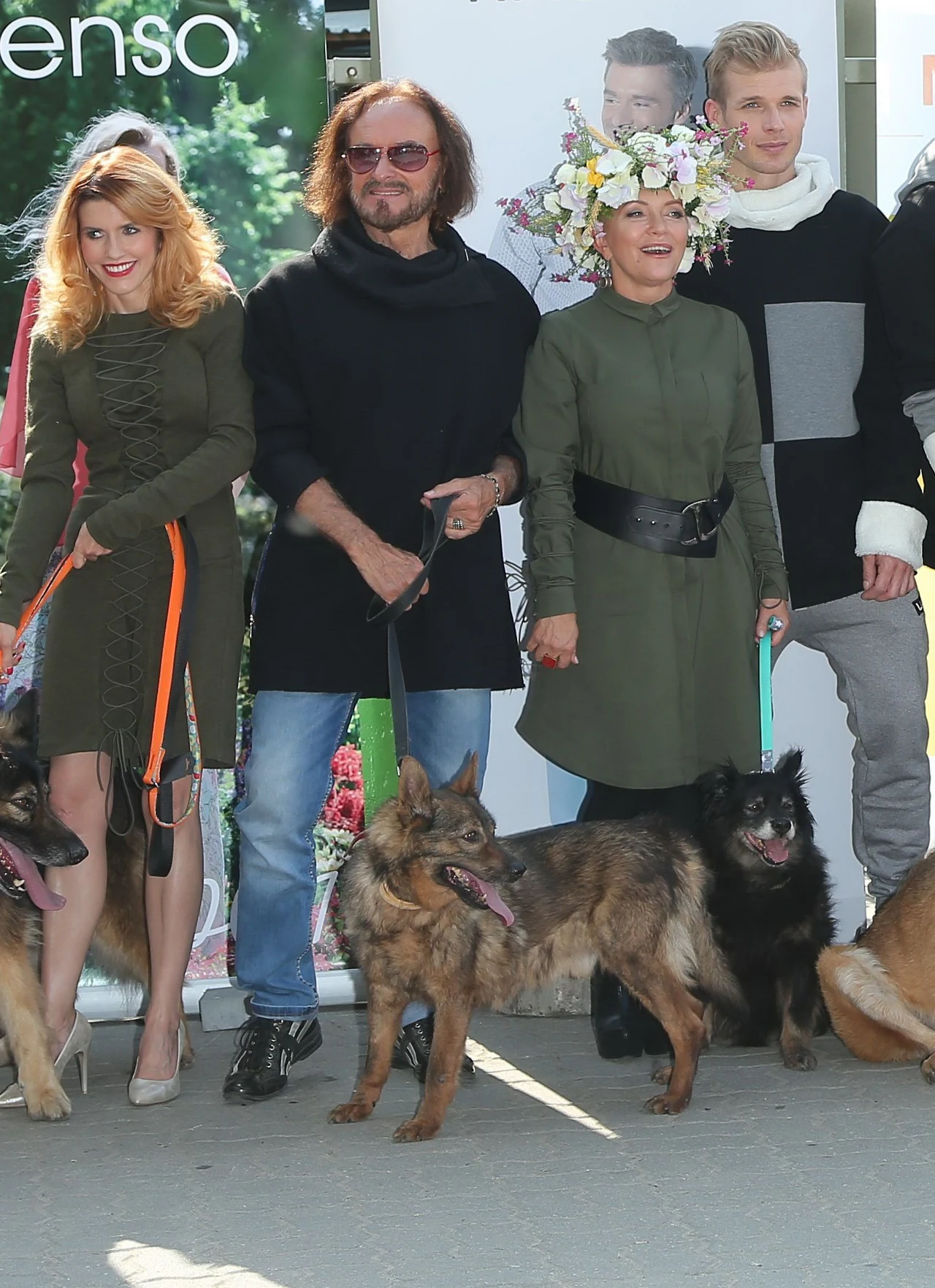 Stan Borys z innymi gwiazdami w schronisku