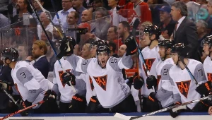 Hokeiści Ameryki Północnej w zwycięskim meczu ze Szwecją. 