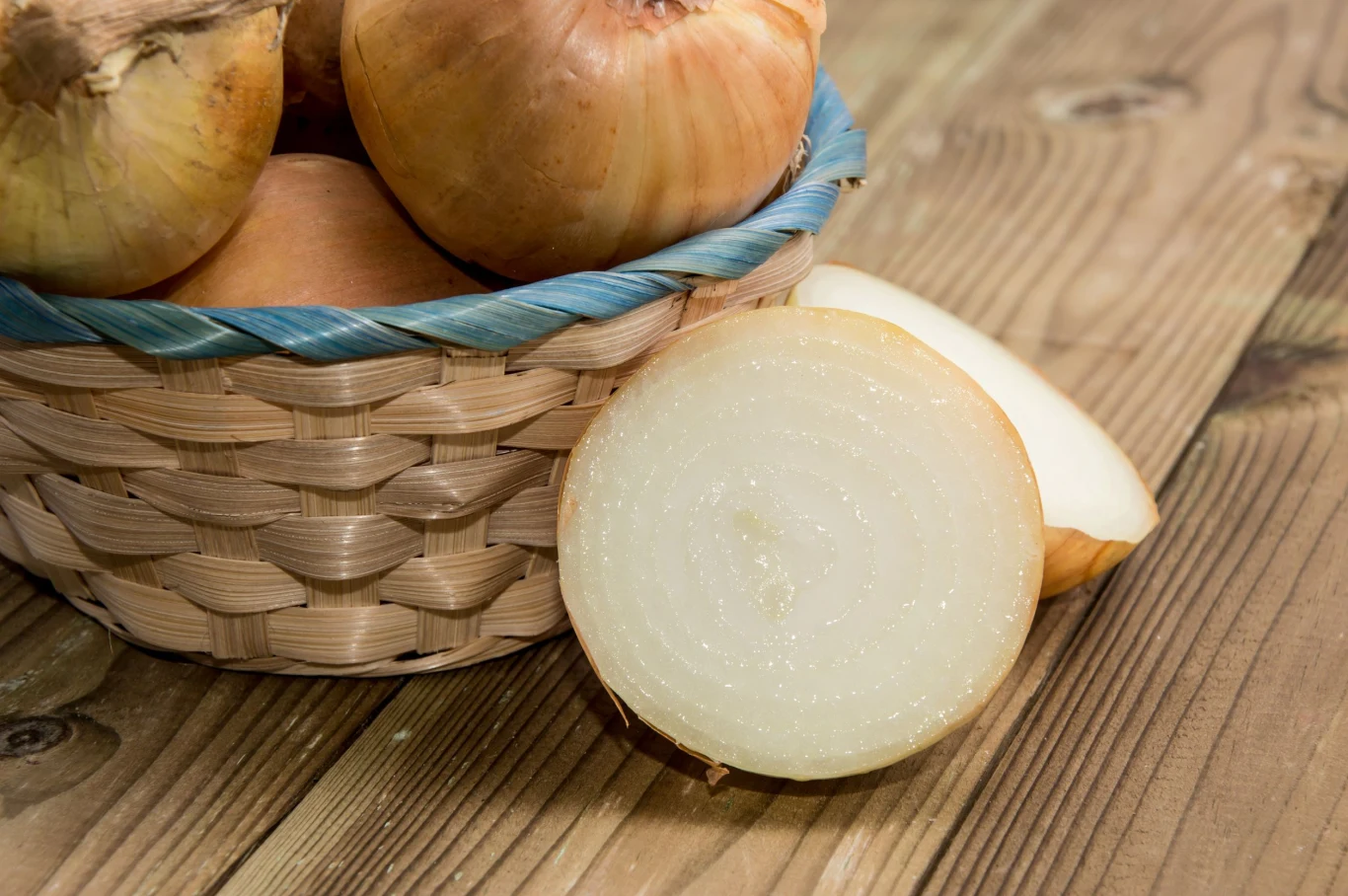 Dodatek pokrojonej cebuli do wody z suszonymi grzybami pomoże pozbyć się goryczki z ich smaku.