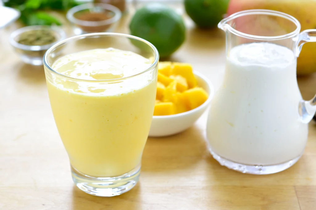 Mango, jogurt naturalny i domowy kosmetyk gotowy 