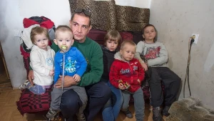 Pan Wojciech ze swoimi dziećmi w ich mieszkaniu w Łodzi