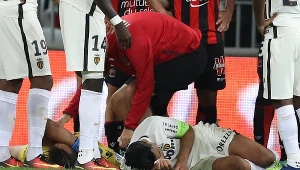 Radamel Falcao (z prawej) został znokautowany przez bramkarza Nice