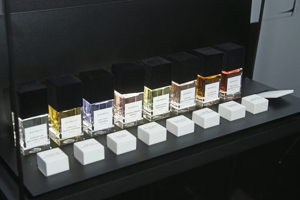 Aby poszczególne kompozycje zamieniły się w unikatowe perfumy projektanci wyjechali to zagłębia przemysłu perfumeryjnego na południu Francji. W mieście Grasse mieszczącym się niedaleko Nicei i Monaco… w fabryce z ponad 200 letnim doświadczeniem powstała seria 8 wyjątkowych zapachów. Aby poszczególne kompozycje zamieniły się w unikatowe perfumy projektanci wyjechali to zagłębia przemysłu perfumeryjnego na południu Francji. W mieście Grasse mieszczącym się niedaleko Nicei i Monaco… w fabryce z ponad 200 letnim doświadczeniem powstała seria 8 wyjątkowych zapachów.