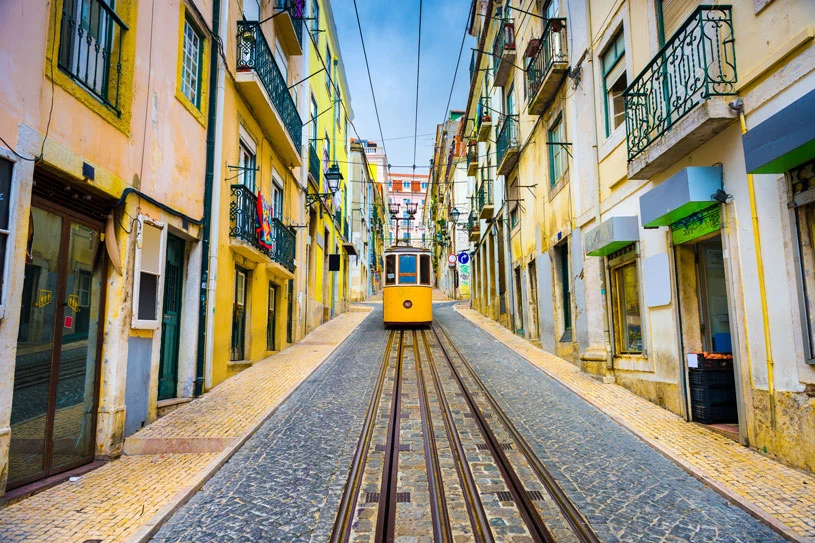 Lizbona, stolica Portugalii, zachwyca kolorami i wąskimi uliczkami
