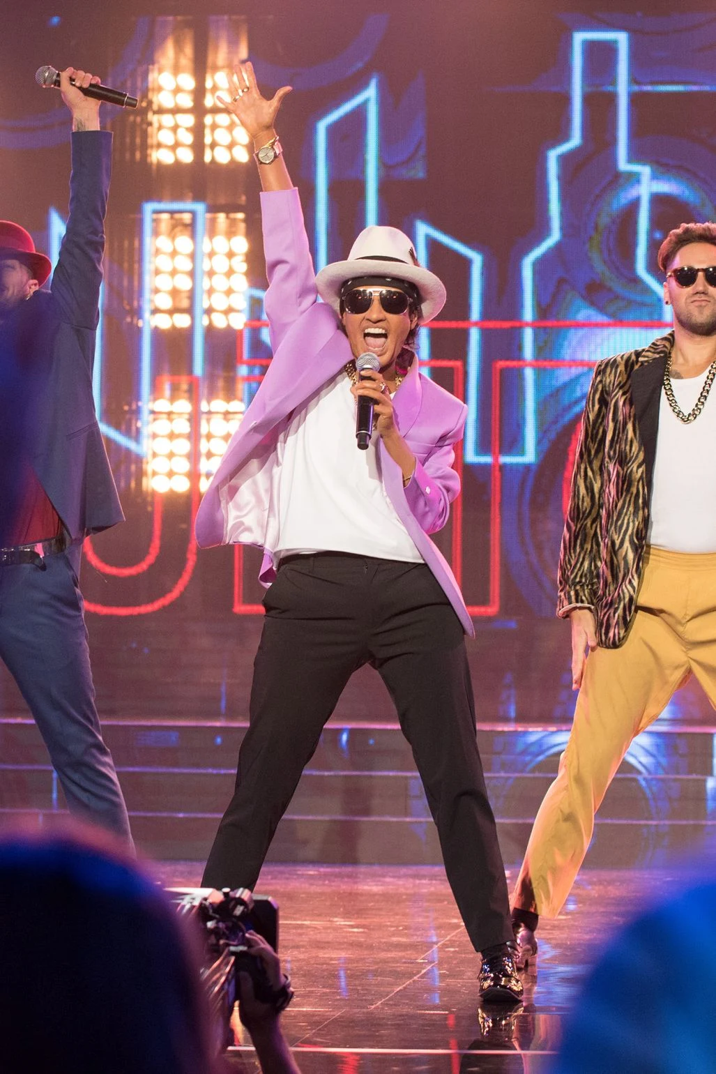 Jako pierwsza wystąpiła Olga Szomańska, która wcieliła się w Bruno Marsa - artystę o trzyoktawowej skali głosu. Warto dodać, że Bruno nie tylko fantastycznie śpiewa, ale też znakomicie tańczy. Odwzorowanie "Uptown Funk" stanowiło zatem duże wyzwanie. Olga jednak poradziła sobie znakomicie. - Nie było w tym grama kobiety. Porwałaś nas w świat, który wyczarowałaś i mam absolutne przekonanie, że byłam na koncercie Bruno Marsa. Jestem jego fanką od dzisiaj, co on zawdzięcza tobie - oceniła Małgorzata Walewska. 