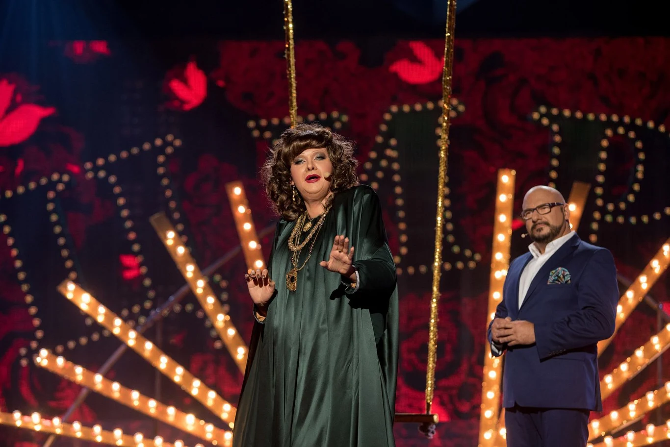 Joanna Moro wylosowała Ałłę Pugaczową i "Milion ałych roz". Piosenka ta szczególnie w Katarzynie Skrzyneckiej obudziła wspomnienia z dzieciństwa. - Parzyłam na ciebie jak taka zachwycona mała dziewczynka wpatrzona w czarno-biały telewizor, który wtedy mieliśmy. Bo naprawdę miałam wrażenie, że oglądam i słucham prawdziwej Ałły Pugaczowej - opowiadała jurorka.