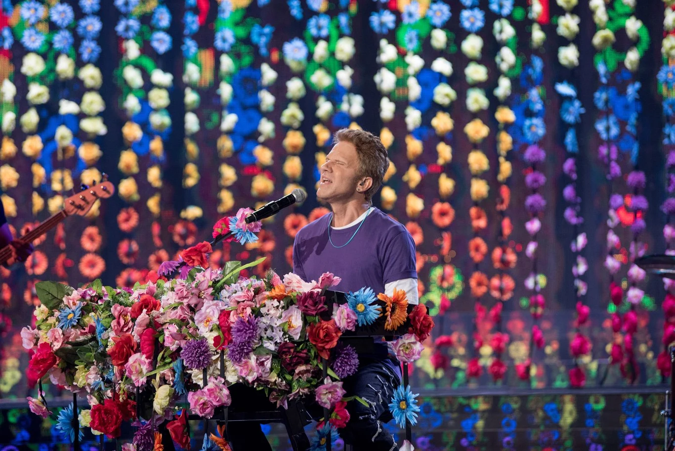 Radosław Pazura przeistoczył się w Chrisa Martina z zespołu Coldplay w "Hymn For The Weekend". - Widać było, że polubiłeś tę postać, ja też ją dzięki tobie polubiłam (…) Nawet miałeś takie lekkie nieczystości dokładnie w tych samych miejscach, gdzie on miał - stwierdziła Małgorzata Walewska. 