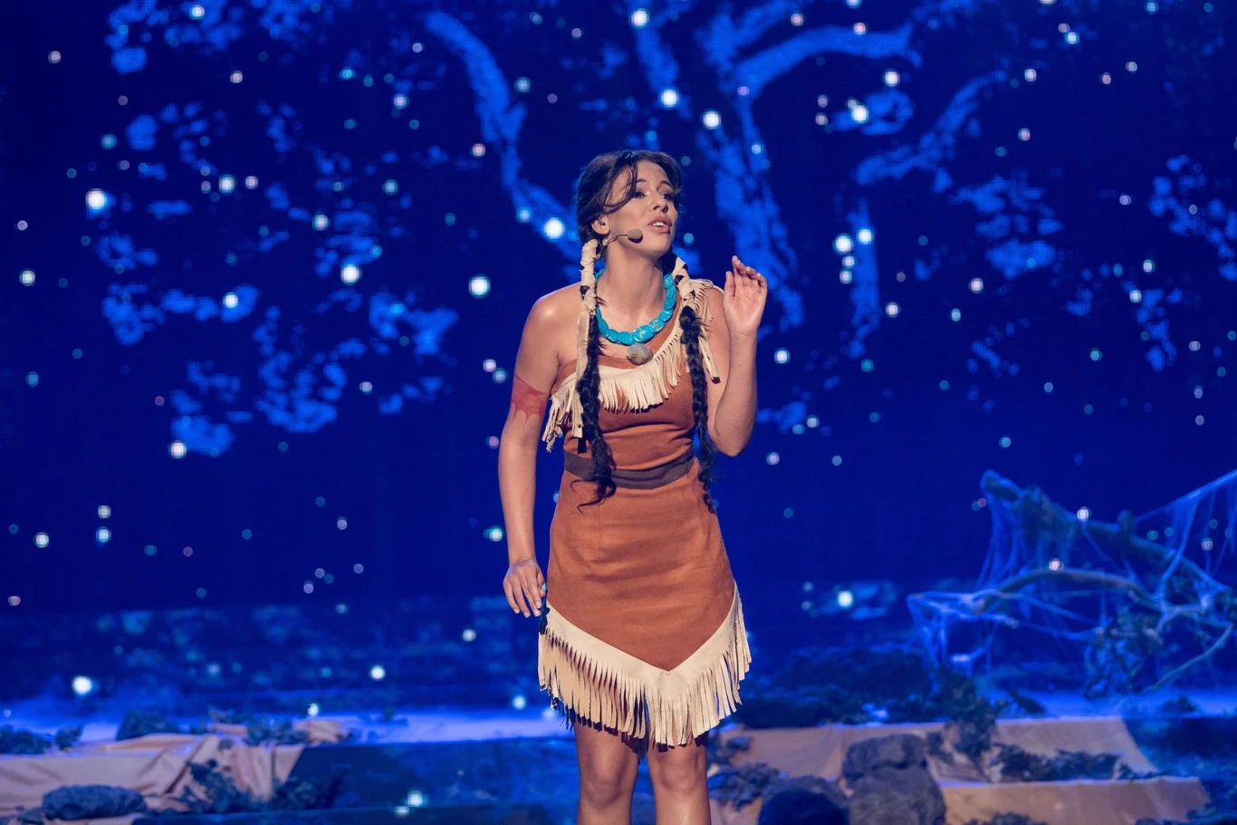 Maria Tyszkiewicz stała się "aniołem polskiej piosenki" jak w latach 90. pisali europejscy dziennikarze, czyli Edytą Górniak w utworze "Kolorowy wiatr" z filmu "Pocahontas". Co ciekawe, obie panie zaczynały karierę w Teatrze Buffo, a reżyserem oryginalnego teledysku do tej piosenki jest reżyser "Twoja Twarz Brzmi Znajomo" - Bolesław Pawica. Po występie Maria rozpłakała się ze wzruszenia. - Masz taki dar przekonywania a jednocześnie widzę, jaką cenę płacisz za obcowanie z tymi emocjami. Widzę, ile masz serca i jak wielki masz talent, który potrafi te nutki układać jak najcenniejsze klejnoty - chwalił aktorkę Paweł Królikowski.