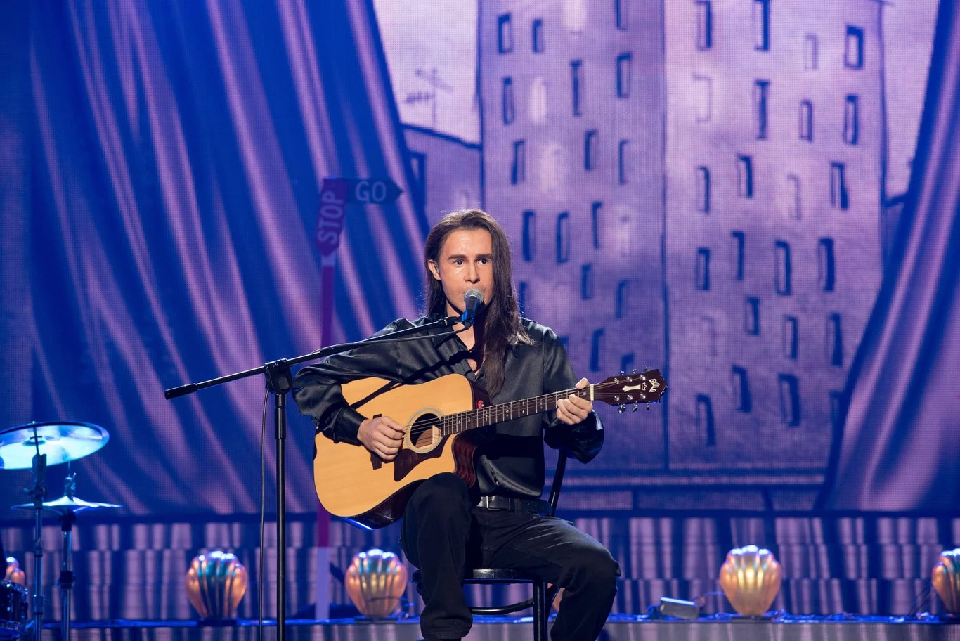 Mateusz Banasiuk zmienił się w Brada Robertsa z Crash Test Dummies. Zaśpiewał hit o wdzięcznej nazwie "MMM MMM MMM MMM". - Zrobiłeś coś, co przerosło wszelkie oczekiwania, obroniłeś ten numer. Tylko kurczę jedna rzecz, przestań się bać - mówił Paweł Królikowski. Z oceną Pawła nie zgodziła się z Katarzyna Skrzynecka, która stwierdziła, że ogromne skupienie Mateusza jest jego zaletą.