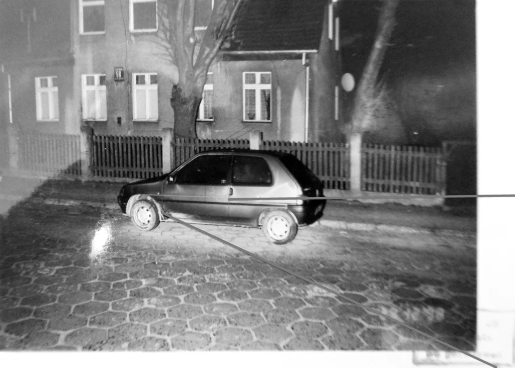 Turkusowy peugeot porzucony przez morderców kwaśnego. 