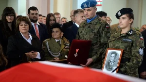 Żona Aleksandra Życińskiego "Wilczura" - major Józefa Życińska - podczas uroczystości pogrzebowych