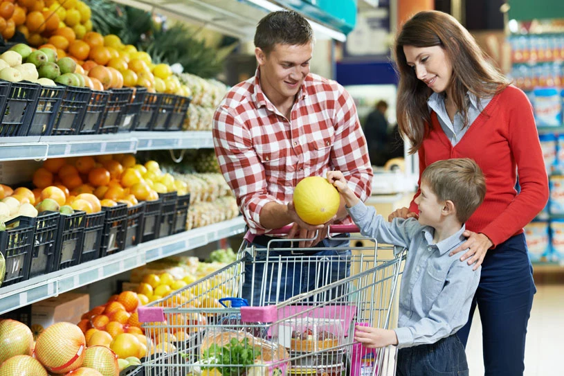 Niestety, produkty ekologiczne są drogie. Dlatego warto kupować na bazarkach od zaprzyjaźnionych rolników i uważać na warzywa i owoce, które kumulują w sobie więcej pestycydów niż inne, np: jabłka, nektarynki, brzoskwinie, winogrona, pomidory