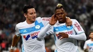 Clinton N'Jie celebruje trafienie przeciwko Nantes