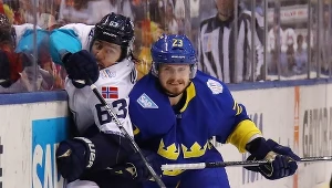 Mats Zuccarello (z zespołu Europy; z lewej) przyciskany do bandy przez Szweda Olivera Ekmana-Larssona