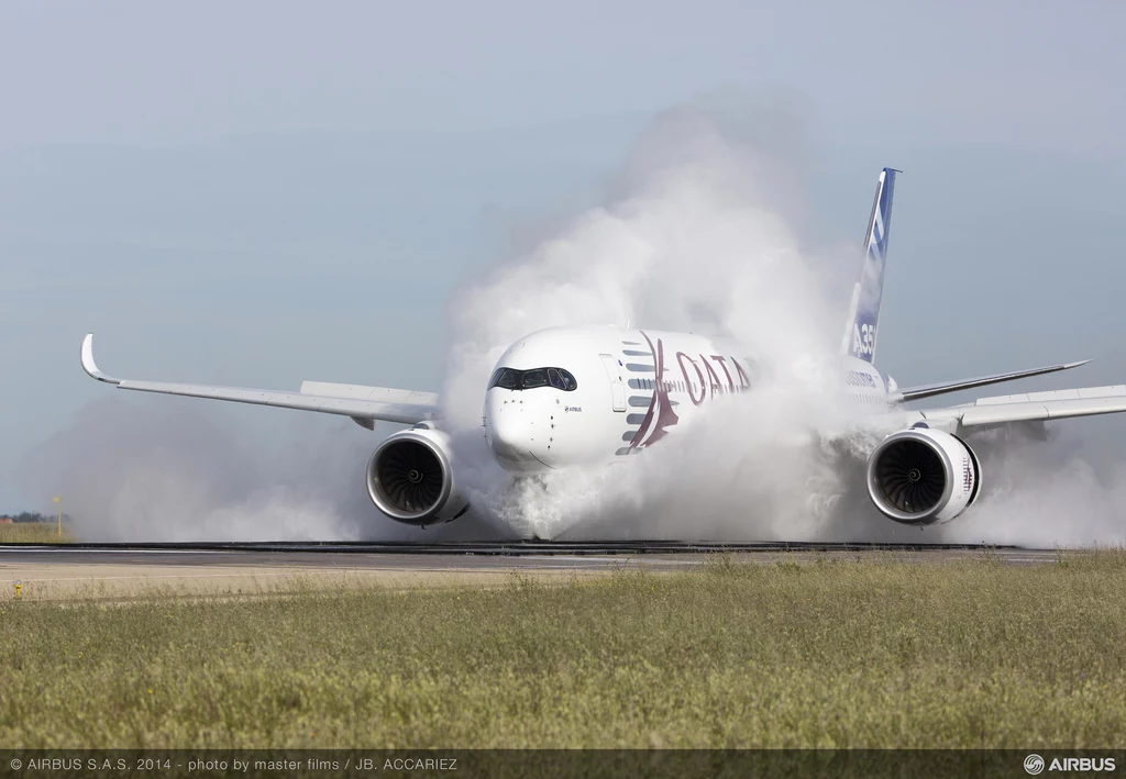 A350 i jeden z wielu testów. Czy samolot da sobie radę po przyjęciu takiej ilości wody?