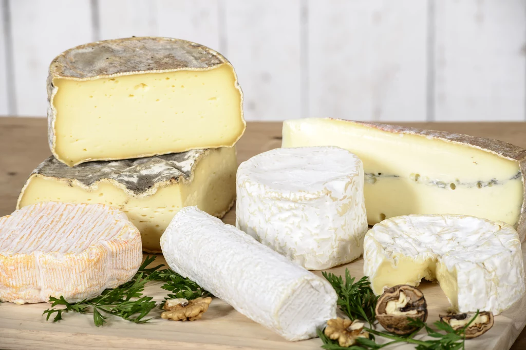 Kupuj małe ilości sera, ponieważ do sprzedaży trafiają już sery dojrzałe, przez co mają krótki termin przydatności do spożycia