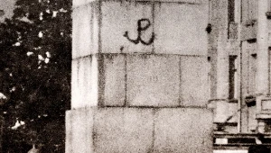 Znak Polski Walczącej wymalowany na cokole pomnika lotnika na placu Unii Lubelskiej w Warszawie wymalowany przez Janka Bytnara "Rudego" w 1942 roku