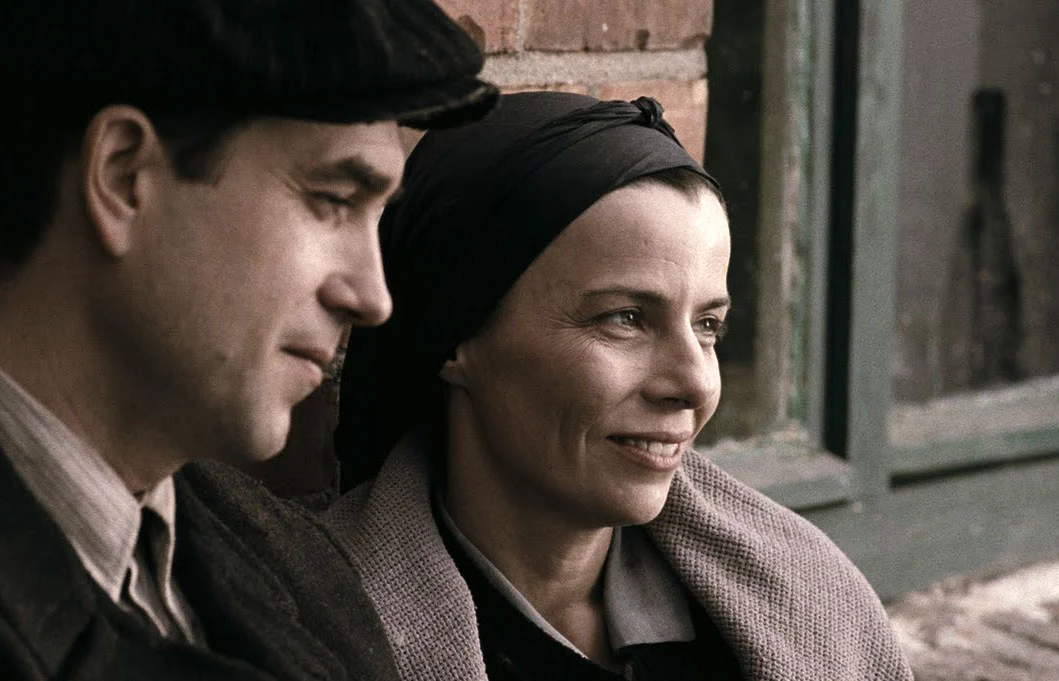 Na półce Kuleszy stoi już wiele cennych statuetek. Jedną z nich jest Orzeł - Nagroda Polskiej Akademii Filmowej, którą Kulesza otrzymała w 2012 roku za rolę w filmie "Róża" Wojciecha Smarzowskiego. - Myślę, że to jest najlepsza rola, którą do tej pory zagrałam. Oczywiście jest to związane przede wszystkim z materiałem, który dostałam do zagrania. Natomiast nie chciałabym, żeby była to moja rola życia. Chciałabym spotkać się jeszcze nieraz z równie wymagającym materiałem - mówiła Kulesza podczas premiery "Róży".
Na półce Kuleszy stoi już wiele cennych statuetek. Jedną z nich jest Orzeł - Nagroda Polskiej Akademii Filmowej, którą Kulesza otrzymała w 2012 roku za rolę w filmie "Róża" Wojciecha Smarzowskiego. - Myślę, że to jest najlepsza rola, którą do tej pory zagrałam. Oczywiście jest to związane przede wszystkim z materiałem, który dostałam do zagrania. Natomiast nie chciałabym, żeby była to moja rola życia. Chciałabym spotkać się jeszcze nieraz z równie wymagającym materiałem - mówiła Kulesza podczas premiery "Róży".