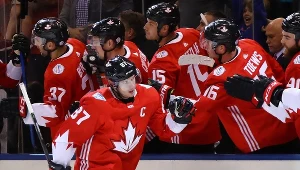 Sidney Crosby przybija "piątkę" z kolegami z reprezentacji Kanady