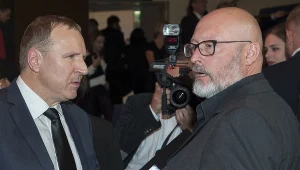 Jacek Kurski i Wojtek Smarzowski we foyer Teatru Muzycznego po zakończeniu gali wręczenia nagród 41. Festiwalu Filmowego w Gdyni