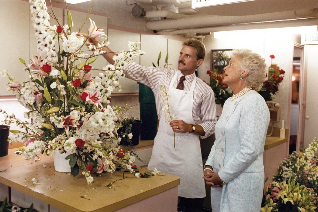 Barbara Bush podziwia kwietną aranżację w zakładzie florystów u boku Ronna Payne’a w 1989 roku / oficjalna fotografia z zasobów Białego Domu, dzięki uprzejmości Ronna Payne’a