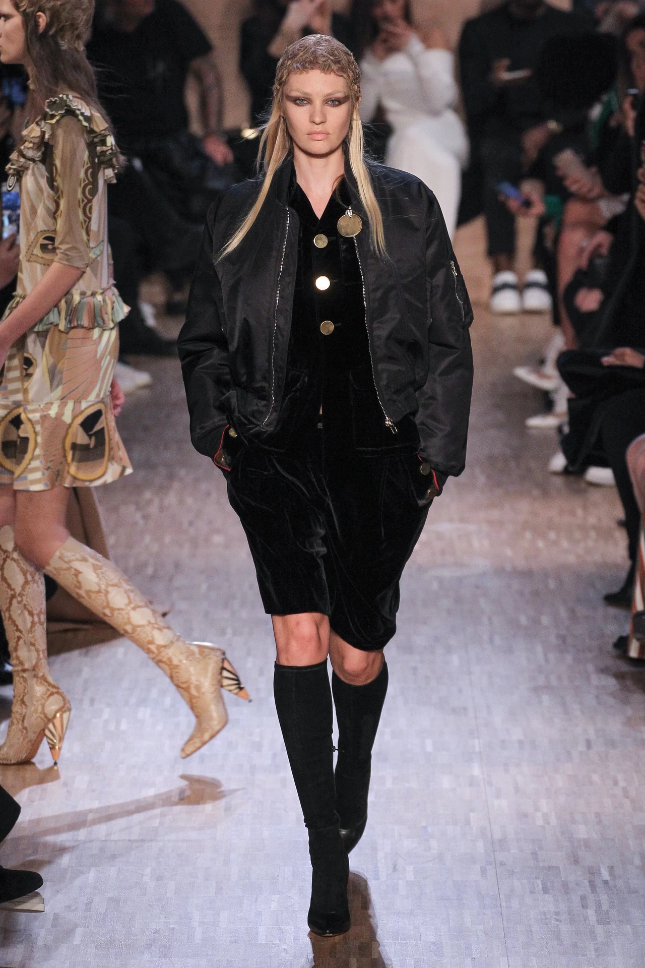 Bomber - kultowy model kurtki. Przyda się na ciepłe wieczory/ Givenchy Bomber - kultowy model kurtki. Przyda się na ciepłe wieczory/ Givenchy
